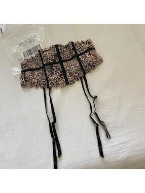 NWT Victoria’s Secret Lace Waist  clincher Garter Hooks Xs/S Animal Print Floral
